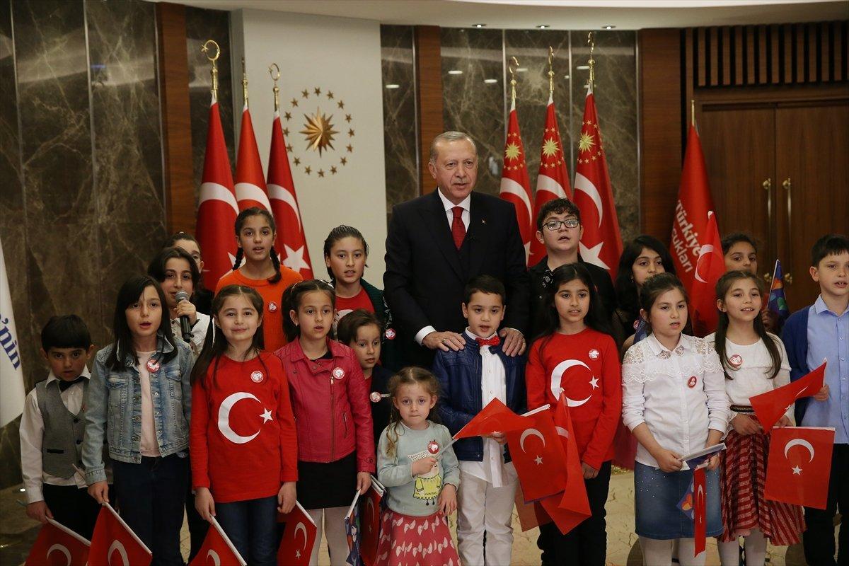Erdoğan, İstiklal Marşı'nı çocuklarla okudu