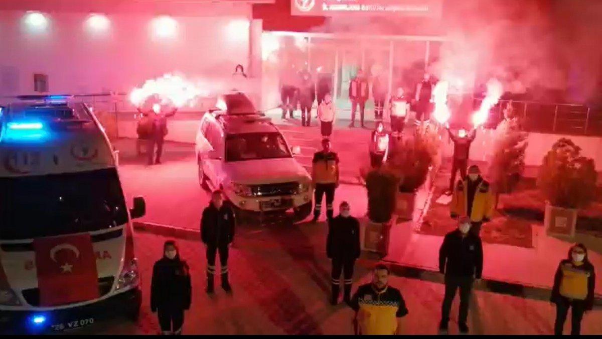 İstiklal Marşı okunup ambulans sirenleri çalındı