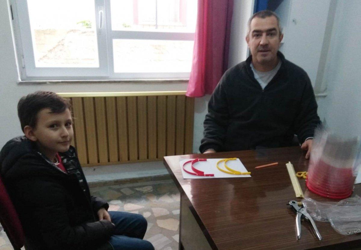3 boyutlu yazıcıdan maske üretip sağlıkçılara hediye etti