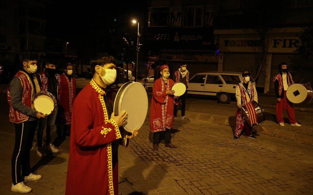 İstanbul'da davulcular, sahur mesailerine başladı