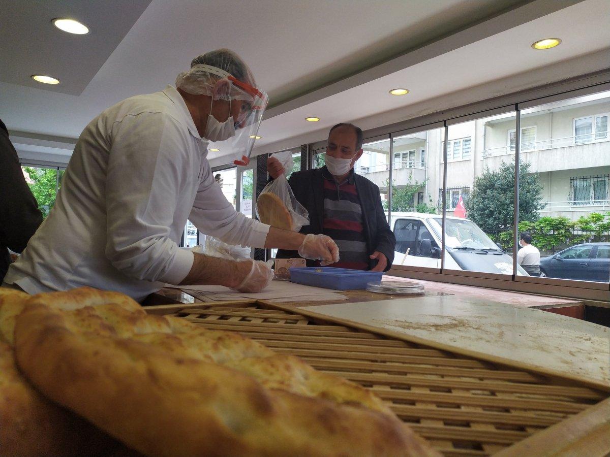 Sosyal mesafe kuralına uygun şekilde pide kuyruğu