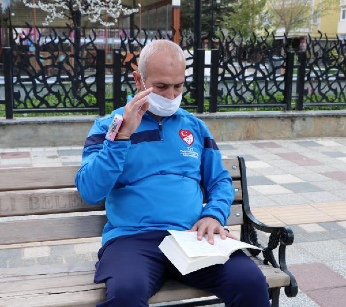 Futbol hakeminden koronaya karşı 'akıllı bileklik' ve 'mesafe kiti'