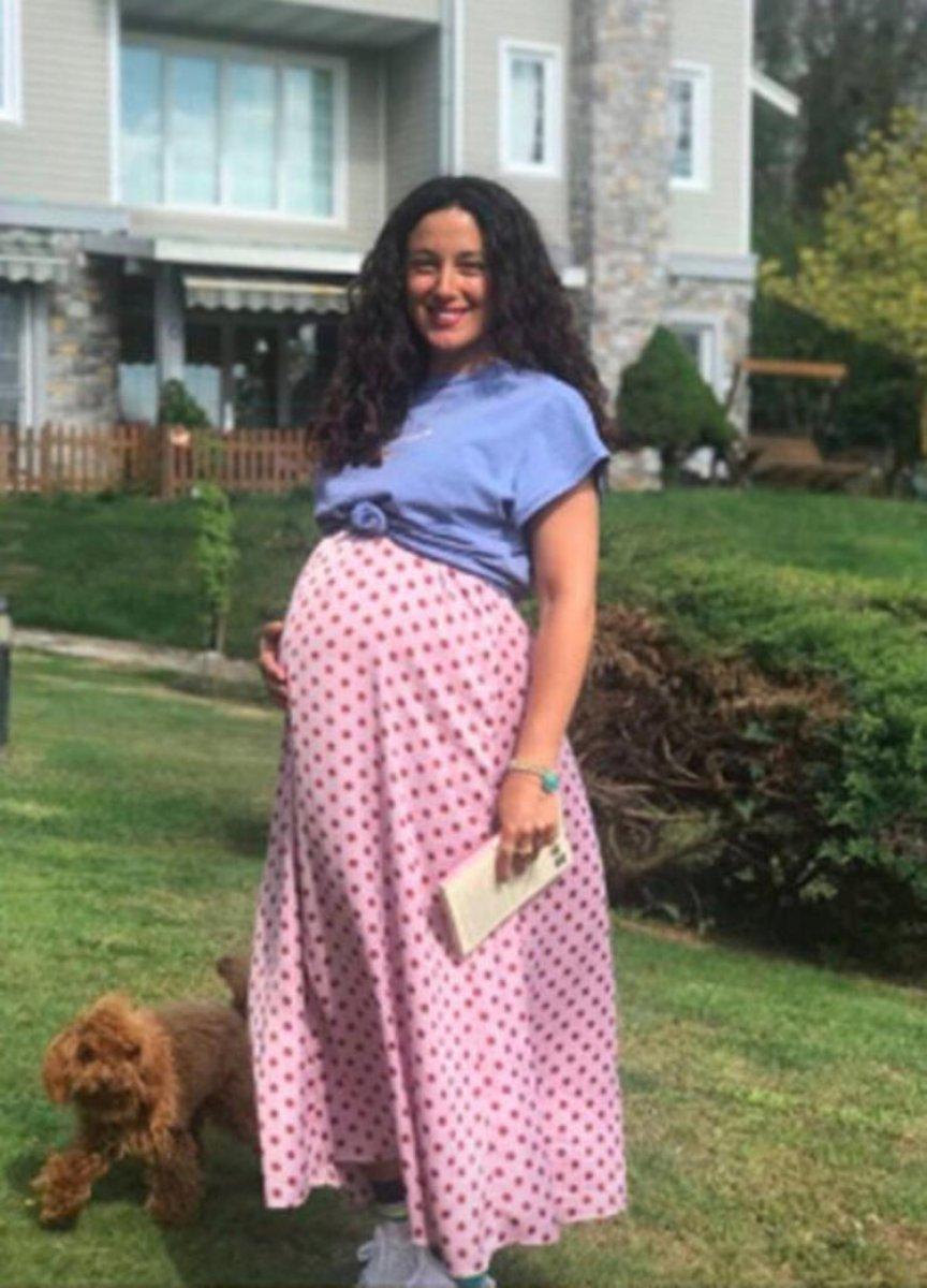 Cansu Tosun'dan hamilelik pozu