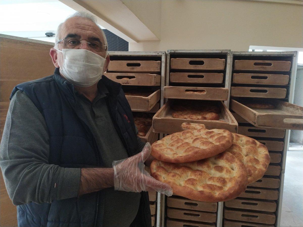 Sosyal mesafe kuralına uygun şekilde pide kuyruğu