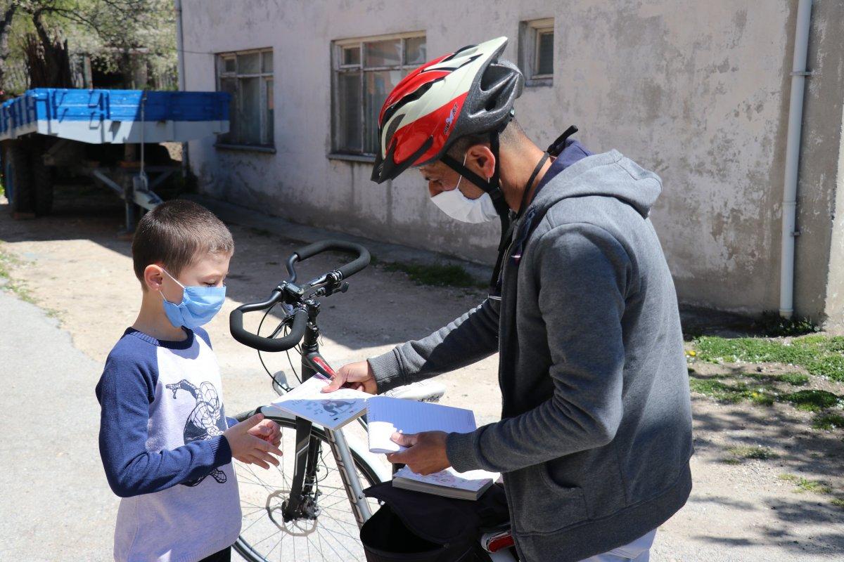 Bolu'da sınıf öğretmeni, öğrencilerinin kitaplarını evlerine götürüyor