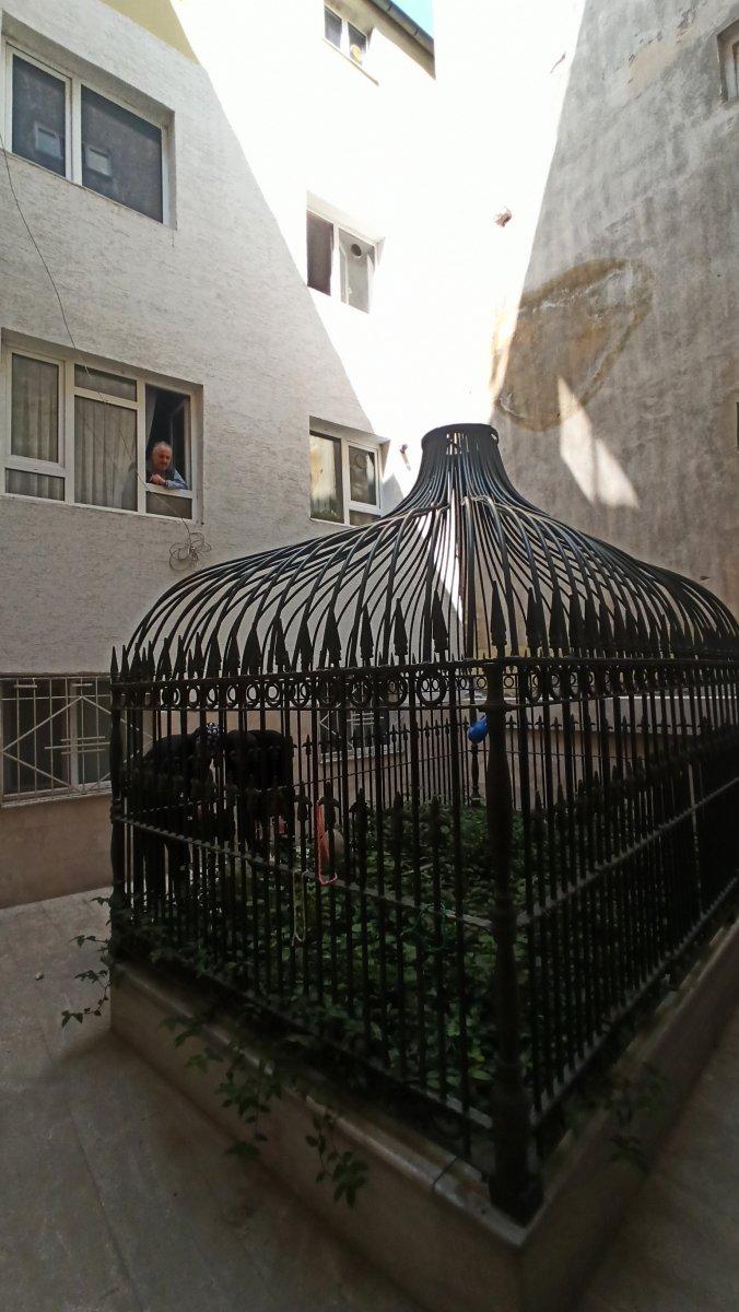 Apartman boşluğundaki türbe görenleri şaşırtıyor