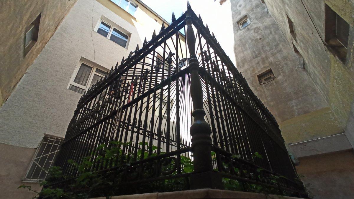 Apartman boşluğundaki türbe görenleri şaşırtıyor