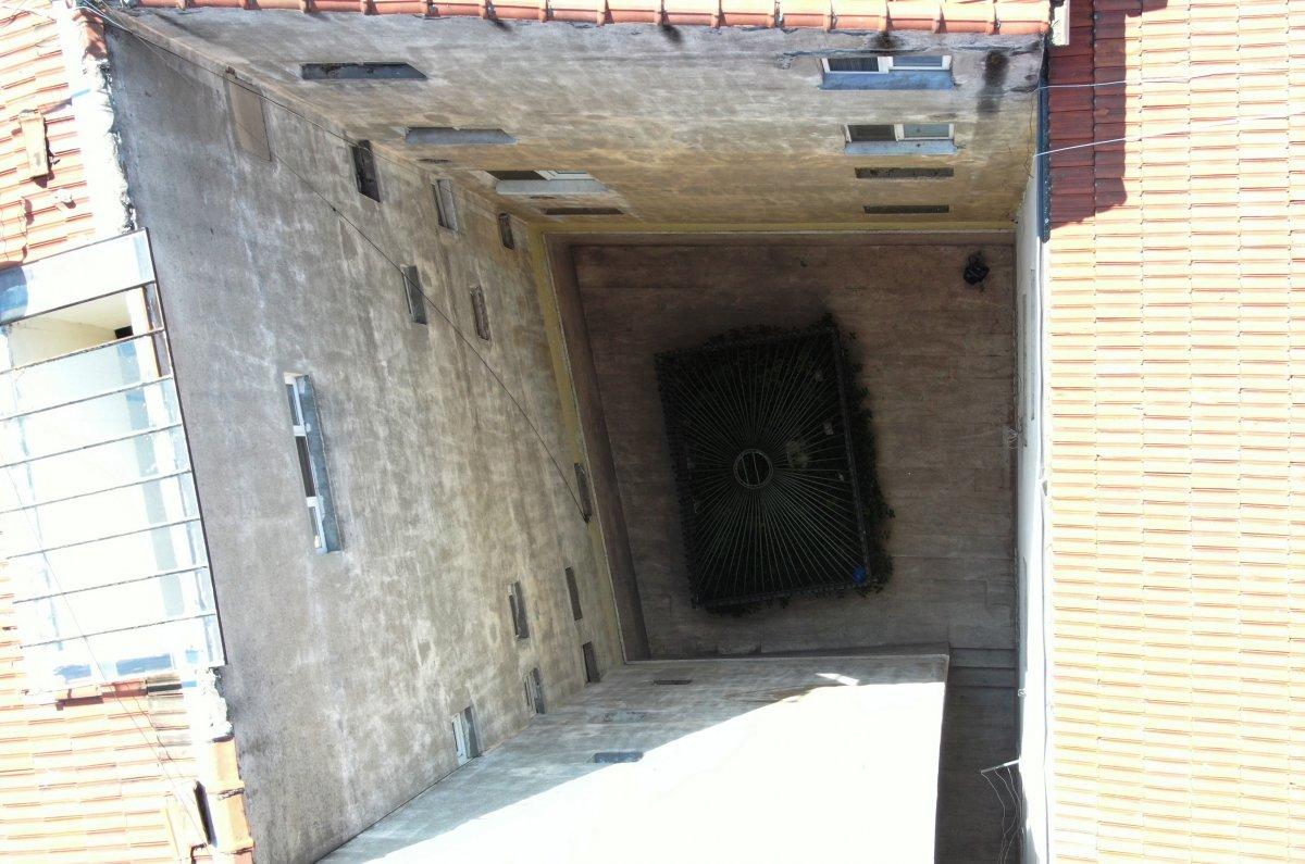 Apartman boşluğundaki türbe görenleri şaşırtıyor