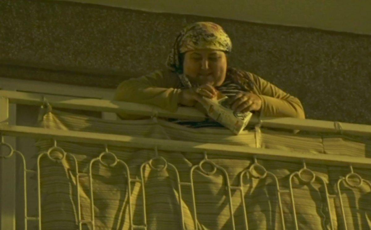 Sokağa çıkma kısıtlamasında sokak hayvanlarını balkonundan besliyor