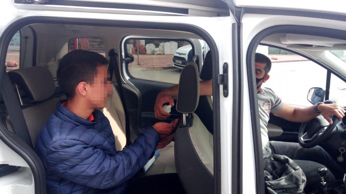 Yurduna geri dönemeyen çocuğun yardımına polis yetişti