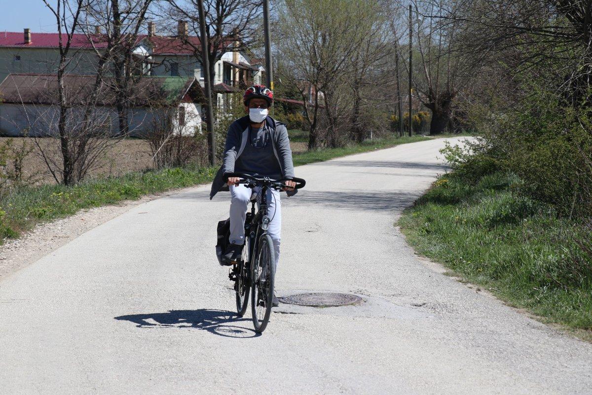 Bolu'da sınıf öğretmeni, öğrencilerinin kitaplarını evlerine götürüyor