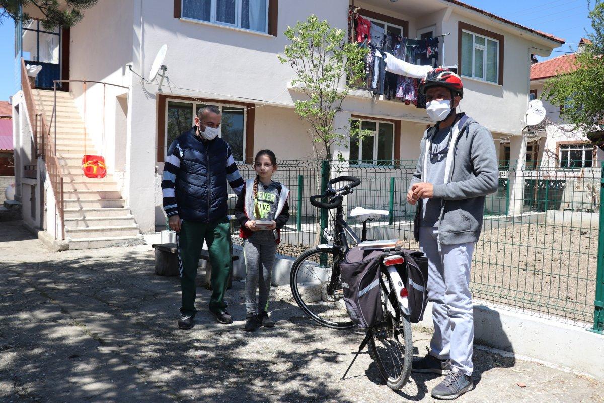 Bolu'da sınıf öğretmeni, öğrencilerinin kitaplarını evlerine götürüyor