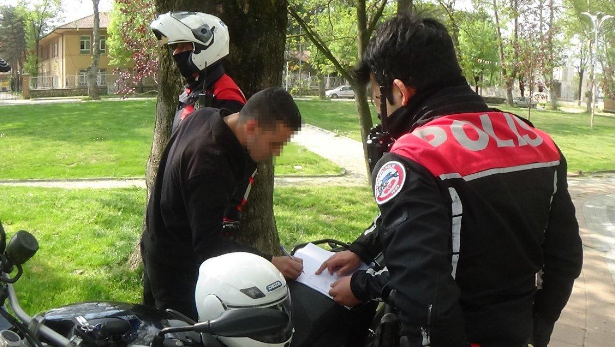 Sokağa çıkan 20 yaş altı iki gence, 3 bin 600 lira ceza