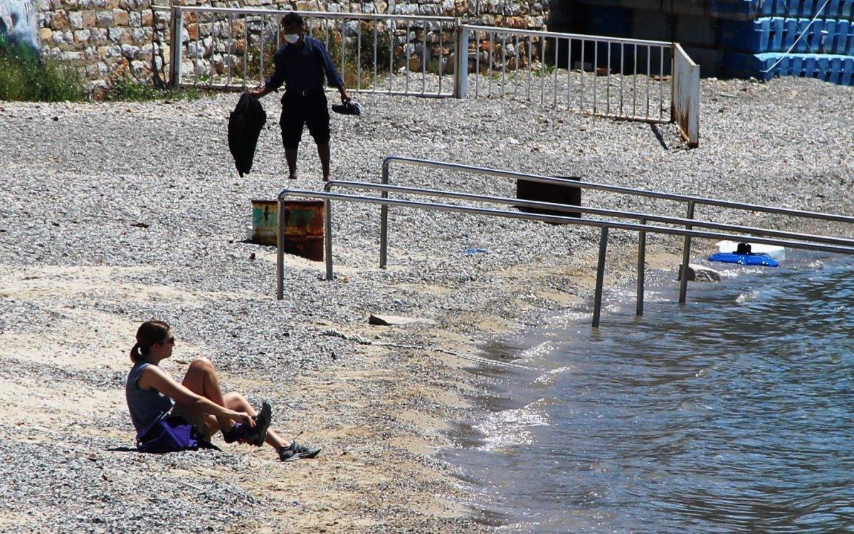Bodrum’da sahilde sere serpe güneşlenirken yakalandı