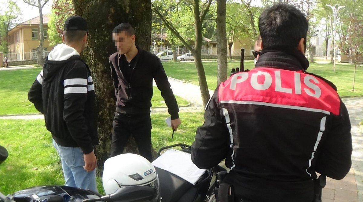 Sokağa çıkan 20 yaş altı iki gence, 3 bin 600 lira ceza