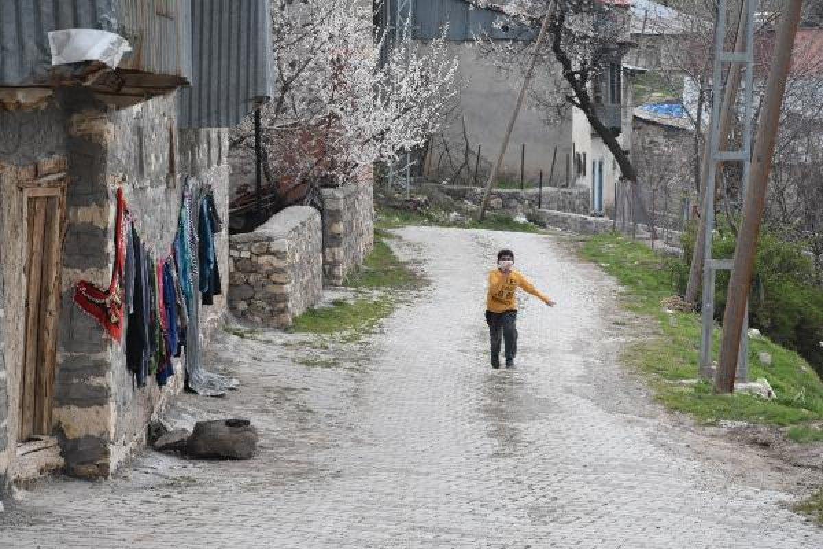 Karantinanın sonlandığı mahalle, tedbirleri elden bırakmıyor