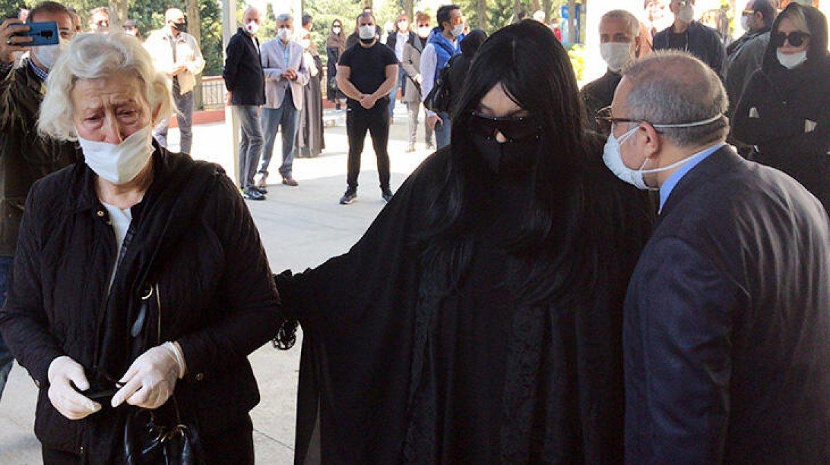 Bülent Ersoy’un annesi son yolculuğuna uğurlandı