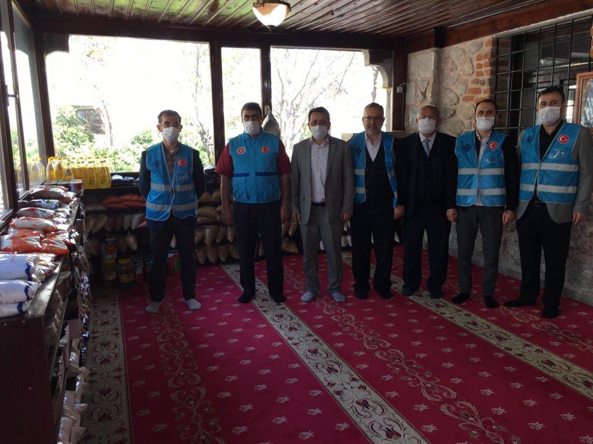 Ankara'da camiler ihtiyaç sahiplerine aracılık ediyor