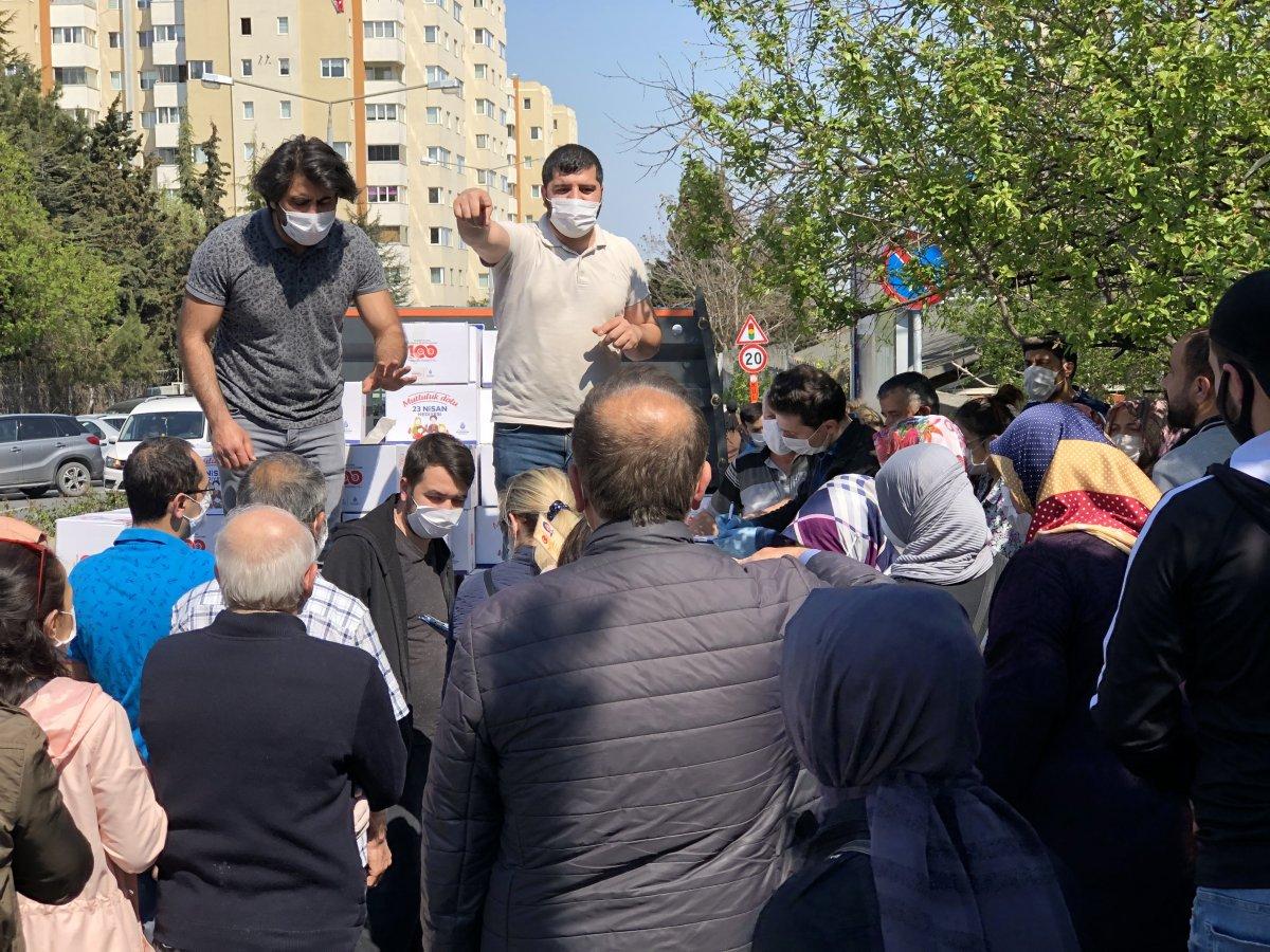 İBB'den yol ortasında yardım kolisi dağıtımı