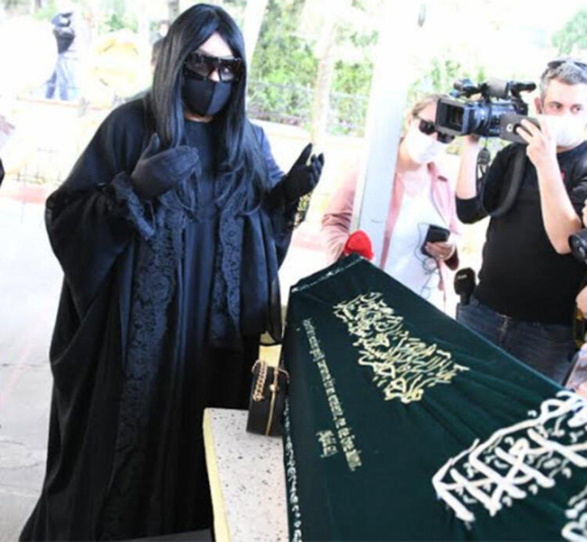 Bülent Ersoy’un annesi son yolculuğuna uğurlandı