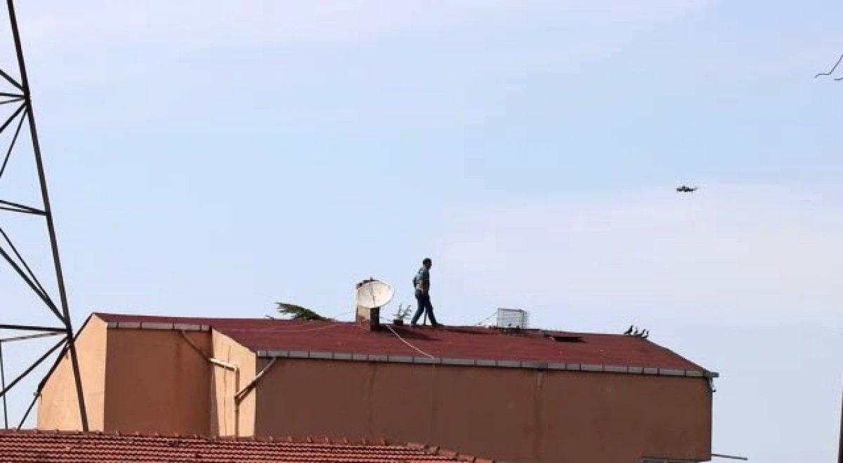 Drone uyardı, çatıdaki şahıs aşağıya indi
