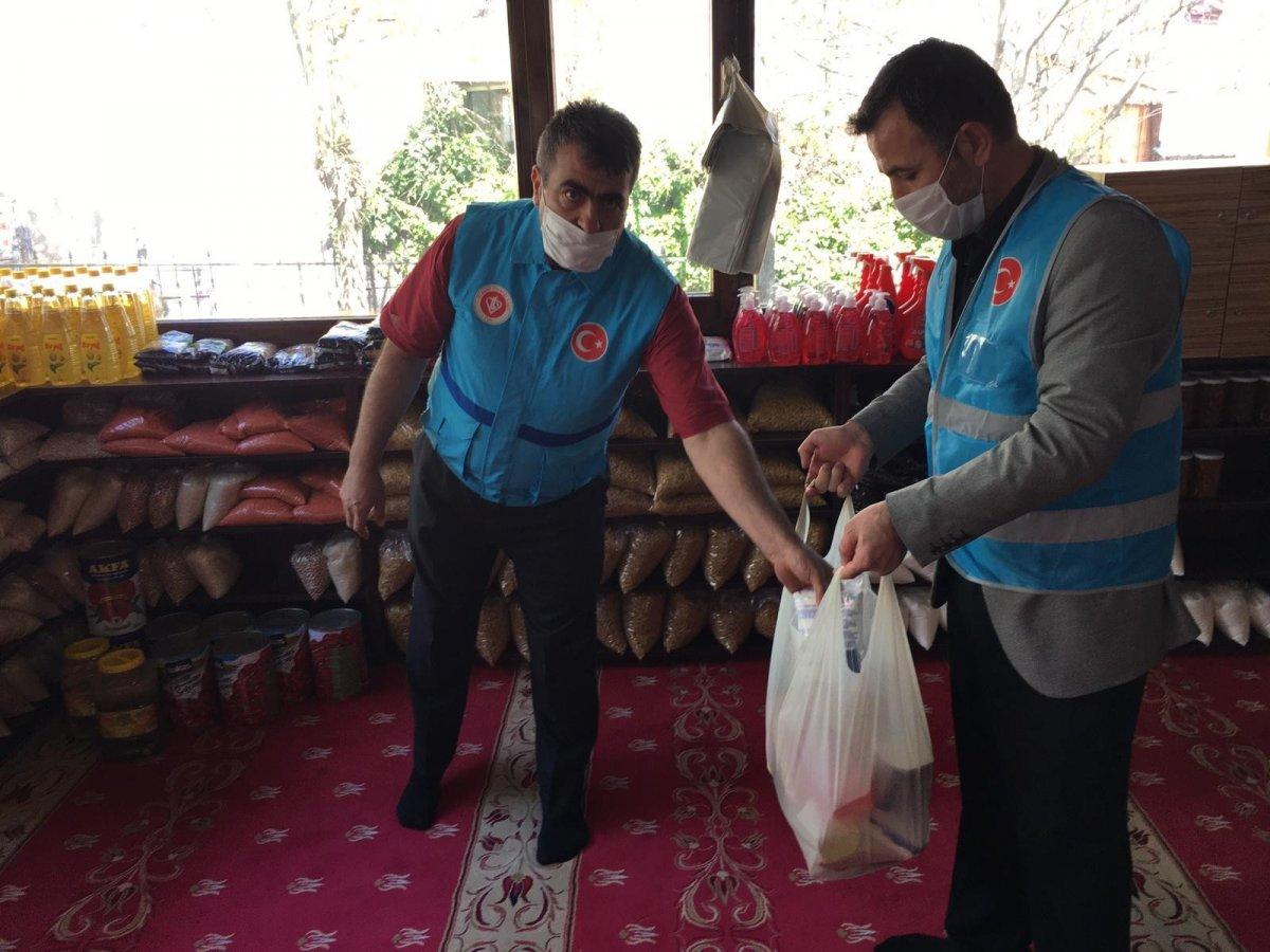 Ankara'da camiler ihtiyaç sahiplerine aracılık ediyor