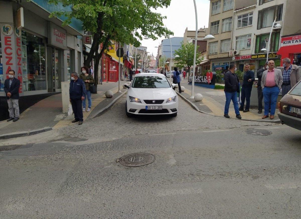 Otomobille motosiklet çarpıştı, yaralıya kimse yaklaşmadı