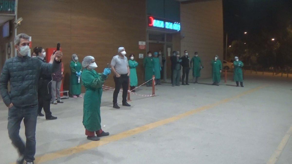 Davulcu çaldı, muhtar sağlık çalışanları için söyledi