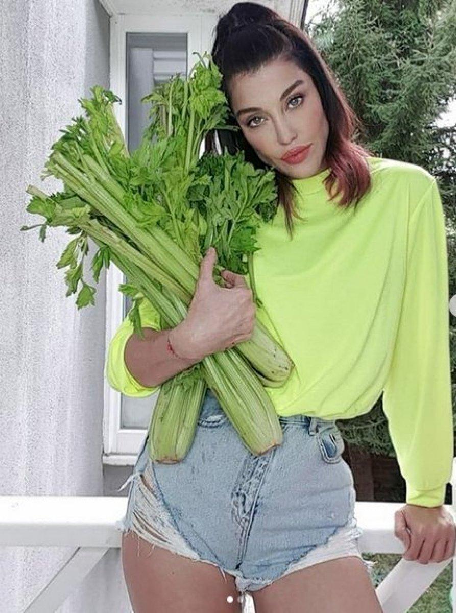 Deniz Akkaya ve kereviz sapları