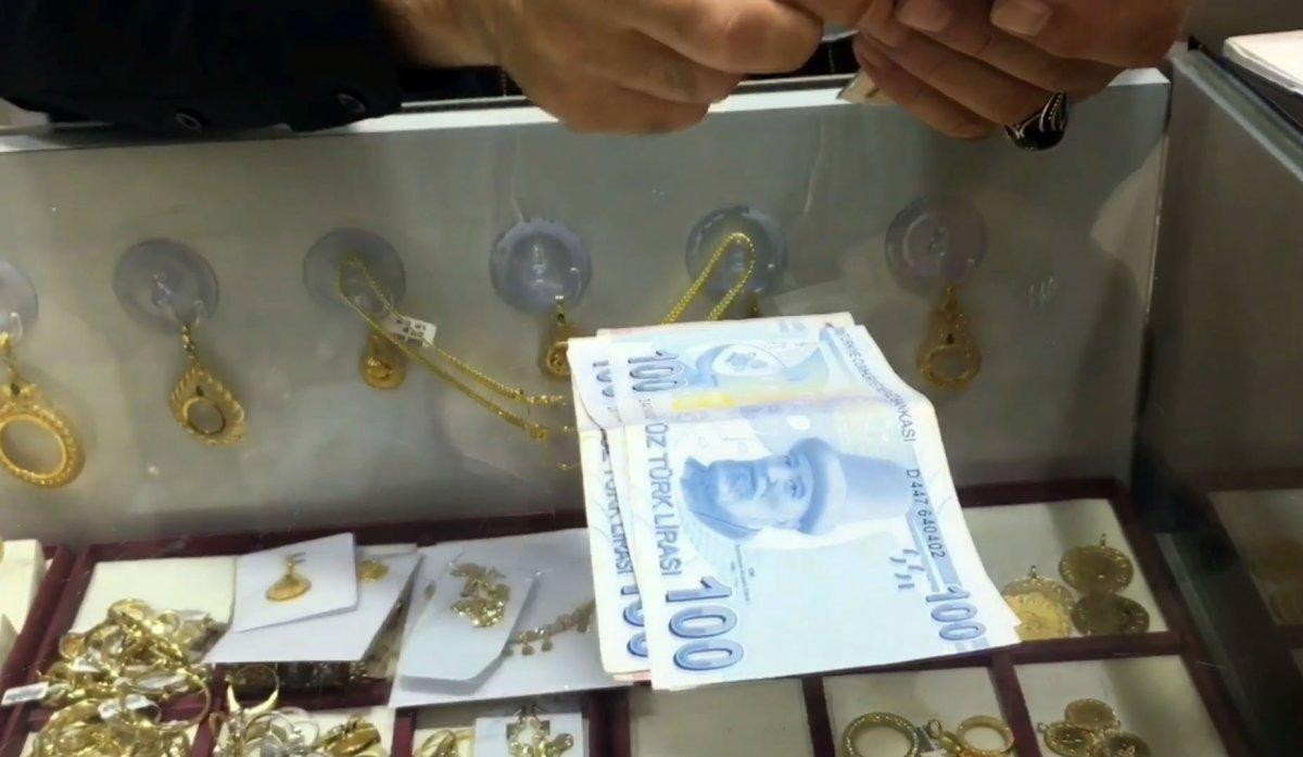 Su altında bulunan altınlar hayvanlara mama oldu