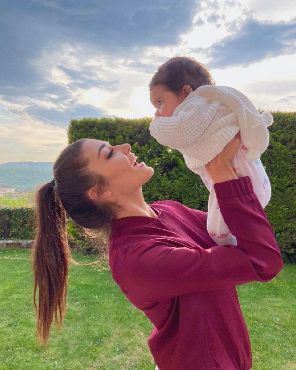 Hande Erçel'den yeğeniyle poz