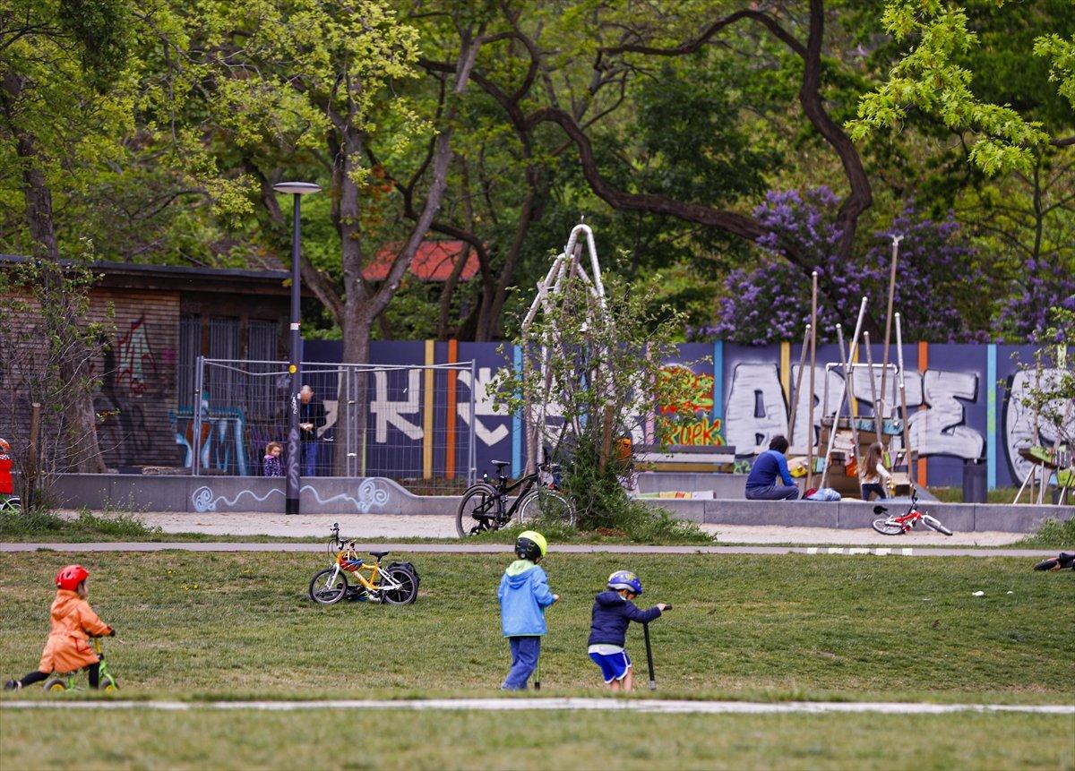 Almanya'da koronavirüs önlemleri gevşetiliyor