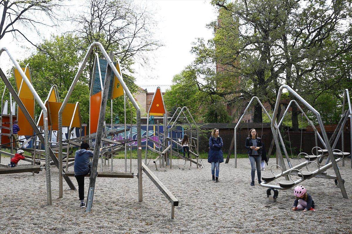 Almanya'da koronavirüs önlemleri gevşetiliyor