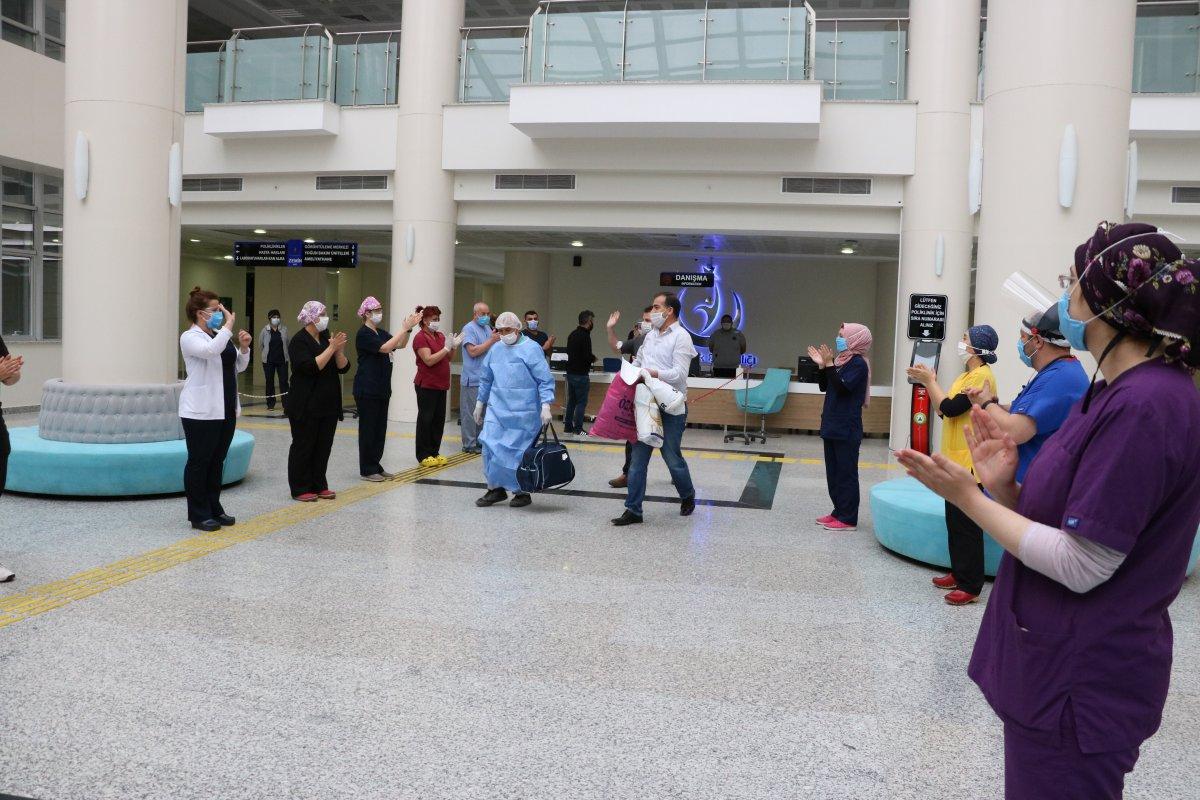 Koronayı yenen hastalardan sağlıkçılara afişli teşekkür