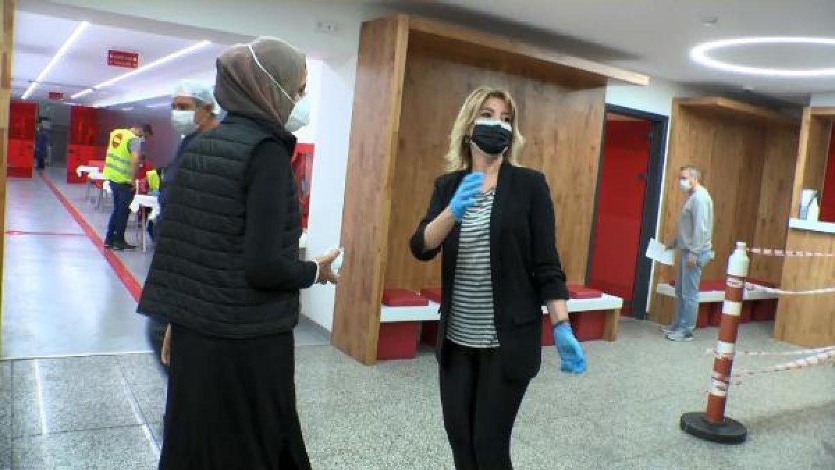 Gülben Ergen Kızılay'a kan bağışladı