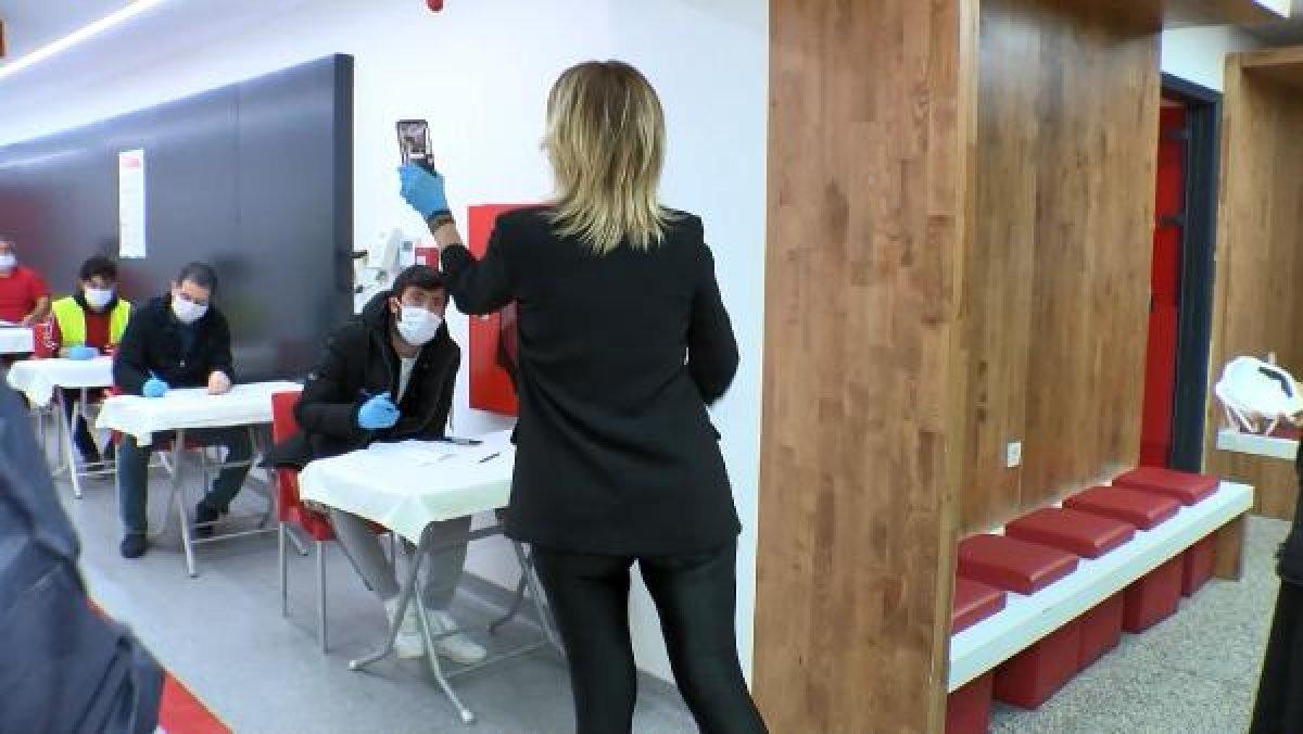 Gülben Ergen Kızılay'a kan bağışladı