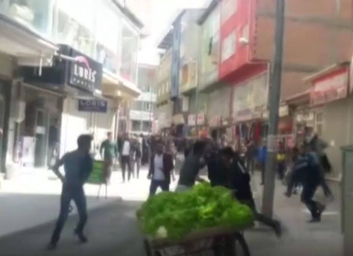 Zabıta ile seyyar satıcılar birbirine girdi: 7 yaralı