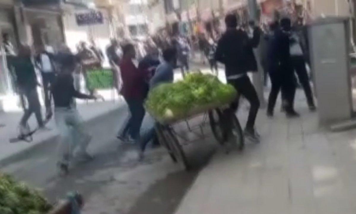 Zabıta ile seyyar satıcılar birbirine girdi: 7 yaralı