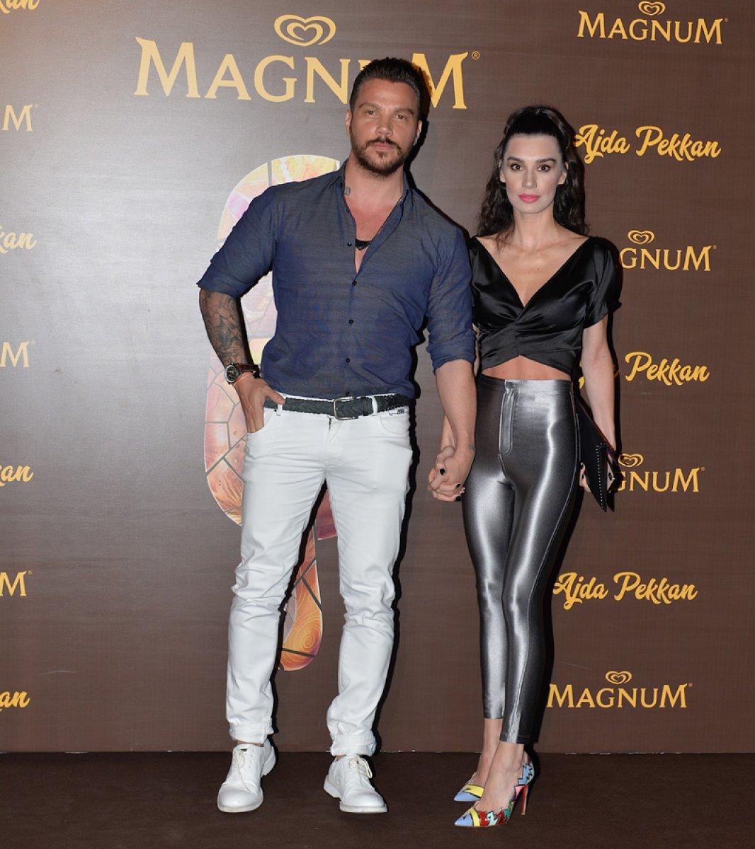 Sinan Akçıl: Burcu'ya bakarak şarkı yazıyorum