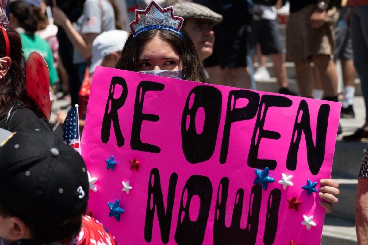 ABD’de binlerce kişiden ‘evde kal’ karşıtı protesto