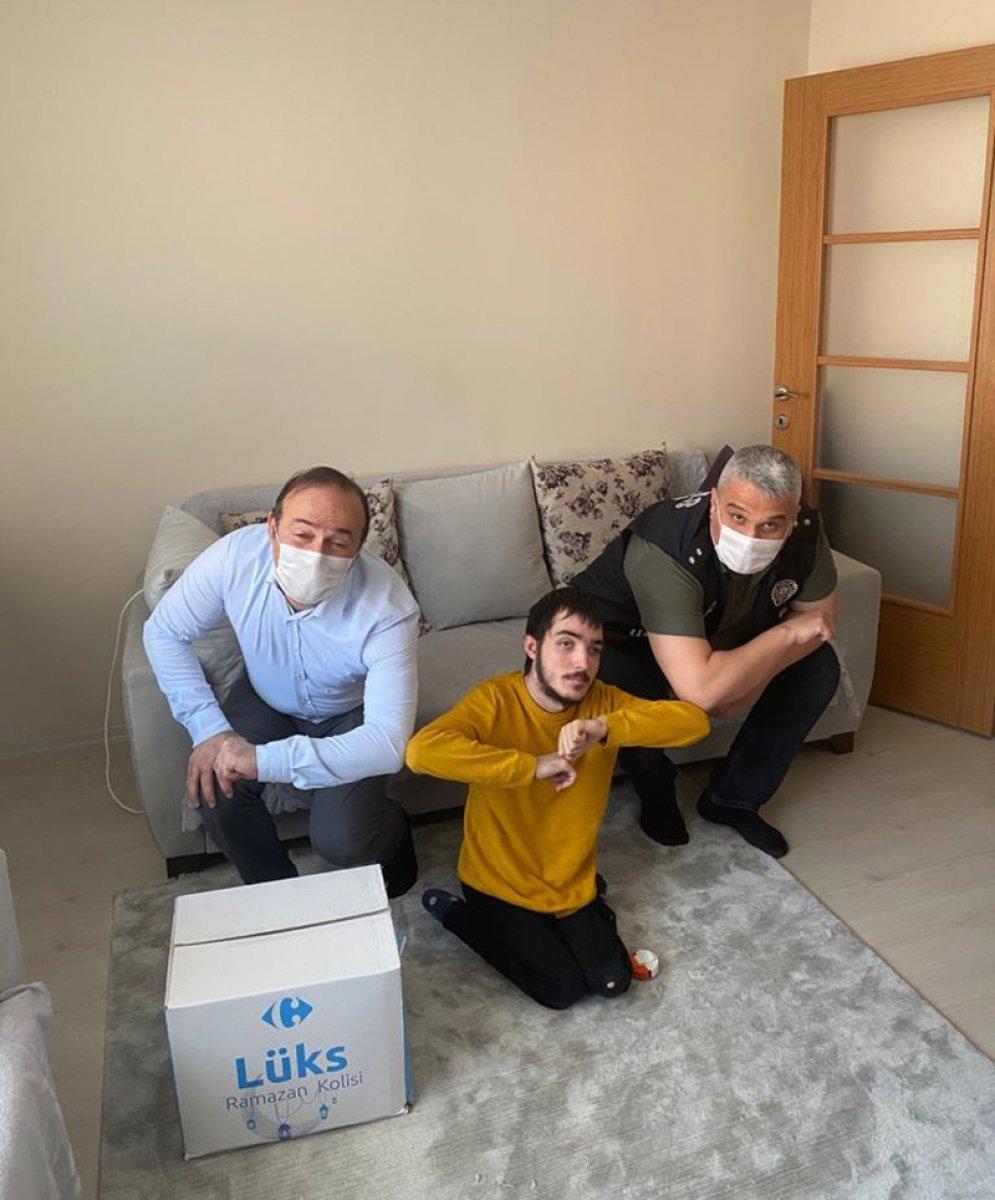 Polis engelli çocuğun oyun isteğini geri çevirmedi