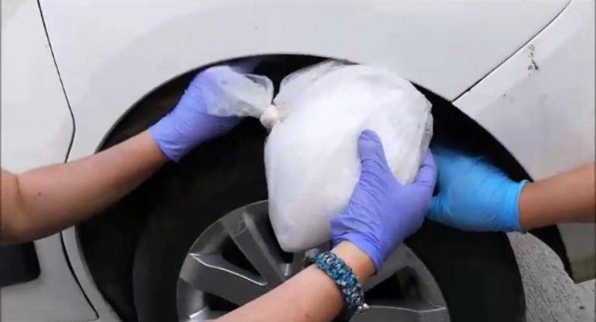 Aracın çamurluğuna uyuşturucu gizlemişler