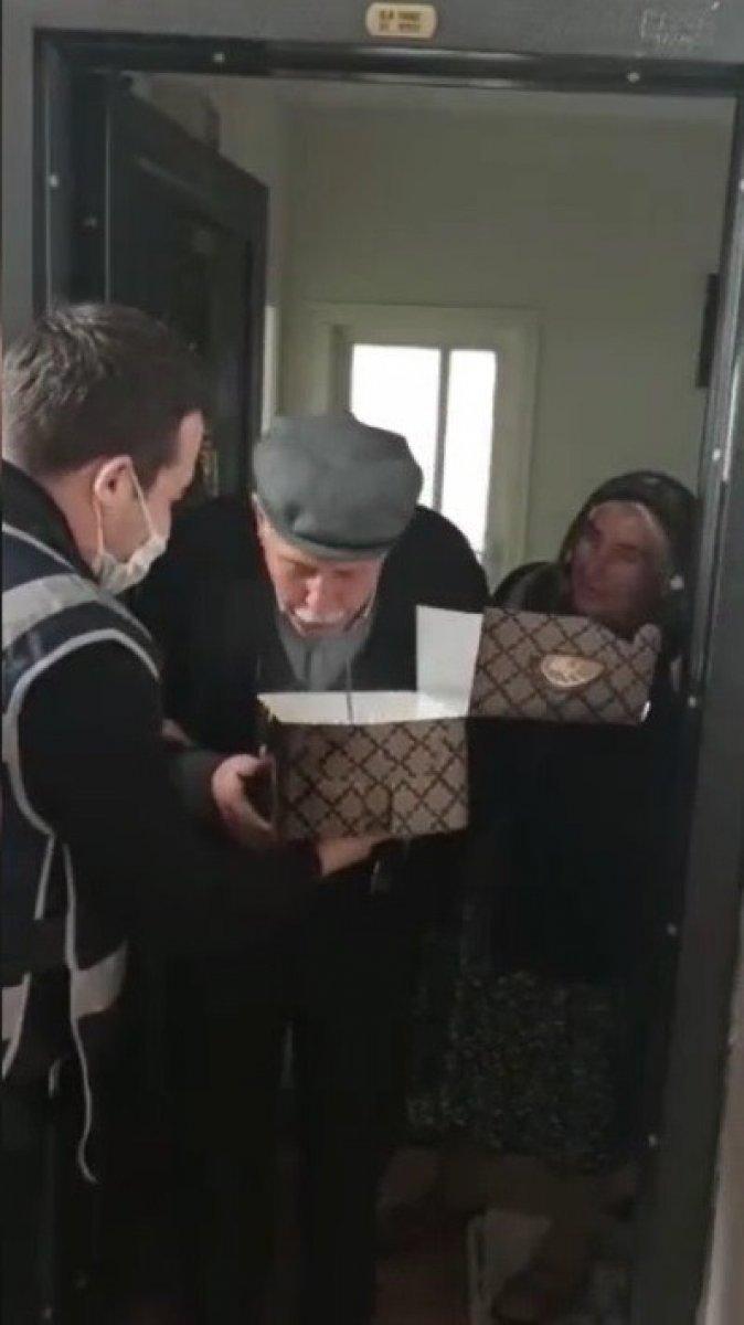 86 yaşına giren Veli Amca'ya doğum günü sürprizi