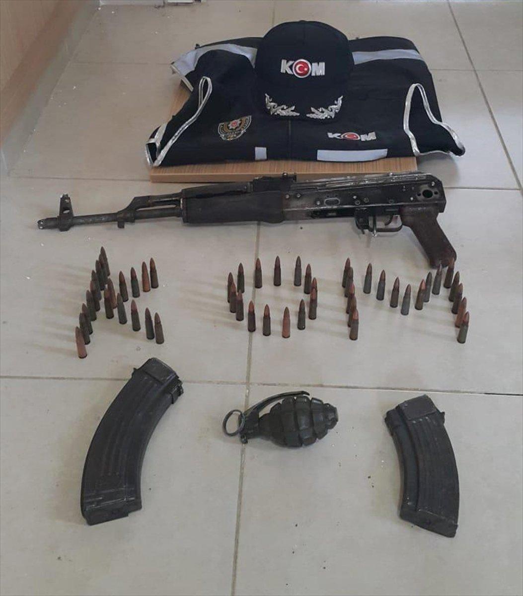 Adana'da tutuklunun evinden kalaşnikof ve el bombası çıktı
