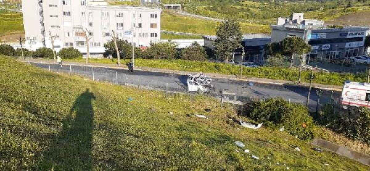 TEM'de bariyerleri aşan araç yan yola uçtu: 1 ölü