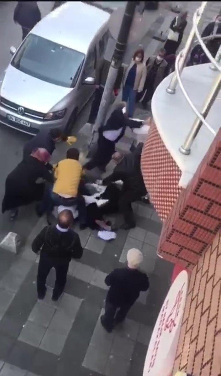 Ekmek sırasında kavga çıktı, sosyal mesafe hiçe sayıldı