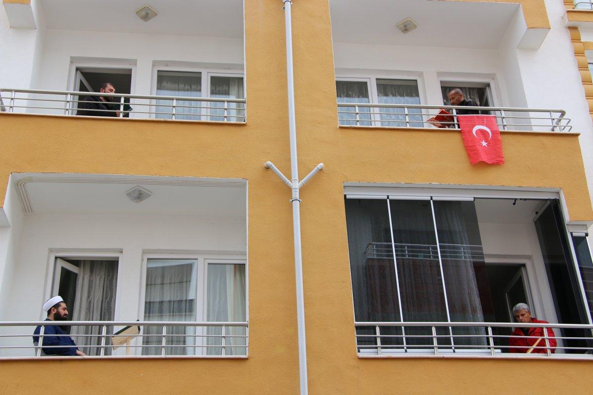 Elazığ'da korona nedeniyle balkonlarda mukabele geleneği