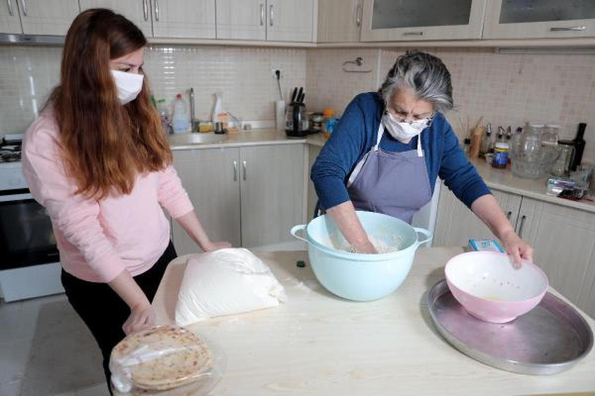 76 yaşındaki kadın, sağlıkçıları kendi elleriyle besliyor