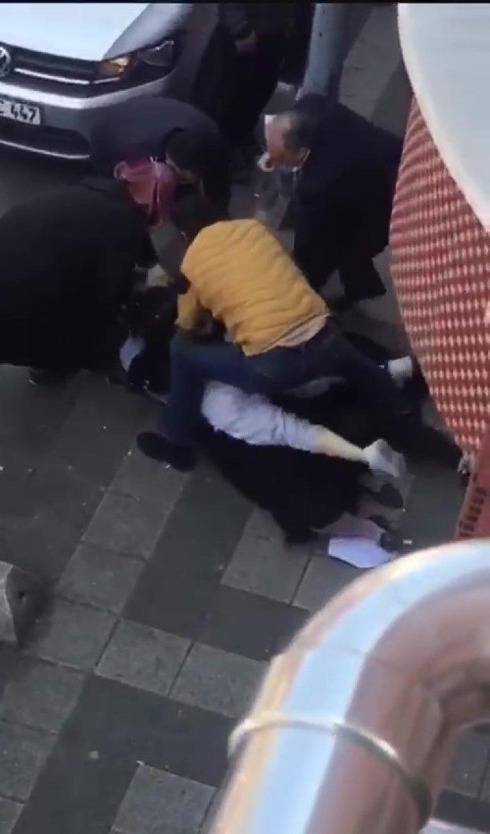 Ekmek sırasında kavga çıktı, sosyal mesafe hiçe sayıldı