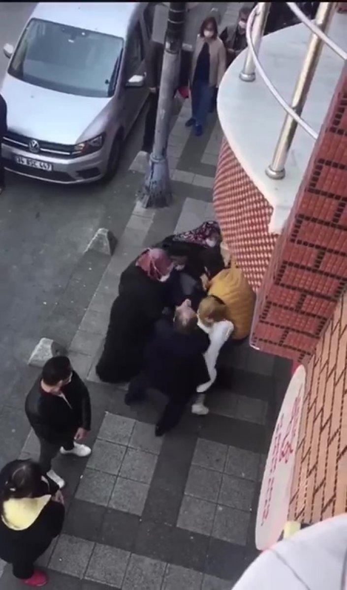 Ekmek sırasında kavga çıktı, sosyal mesafe hiçe sayıldı